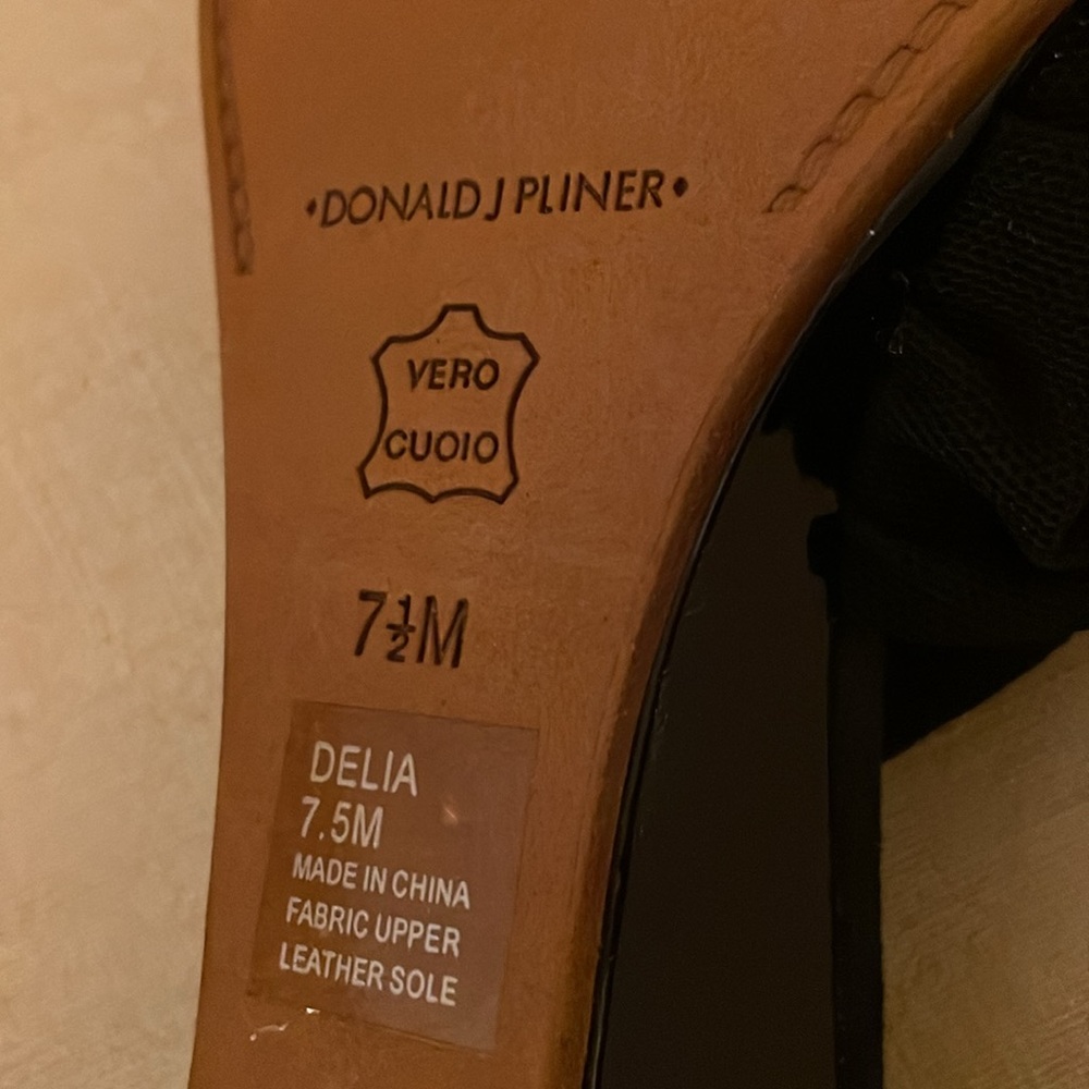 Donald J Pliner 7 1/2 M Delia Black Sandal with Black Stone Toe Loop - Picture 6 of 6